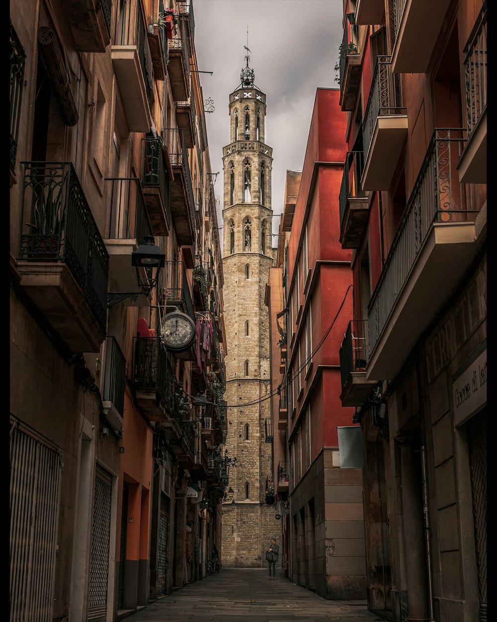 edificio in cemento marrone durante il giorno