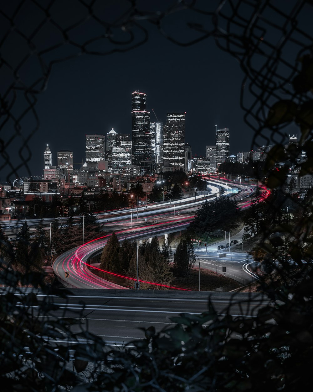 fotografia de lapso de tempo da cidade durante a noite