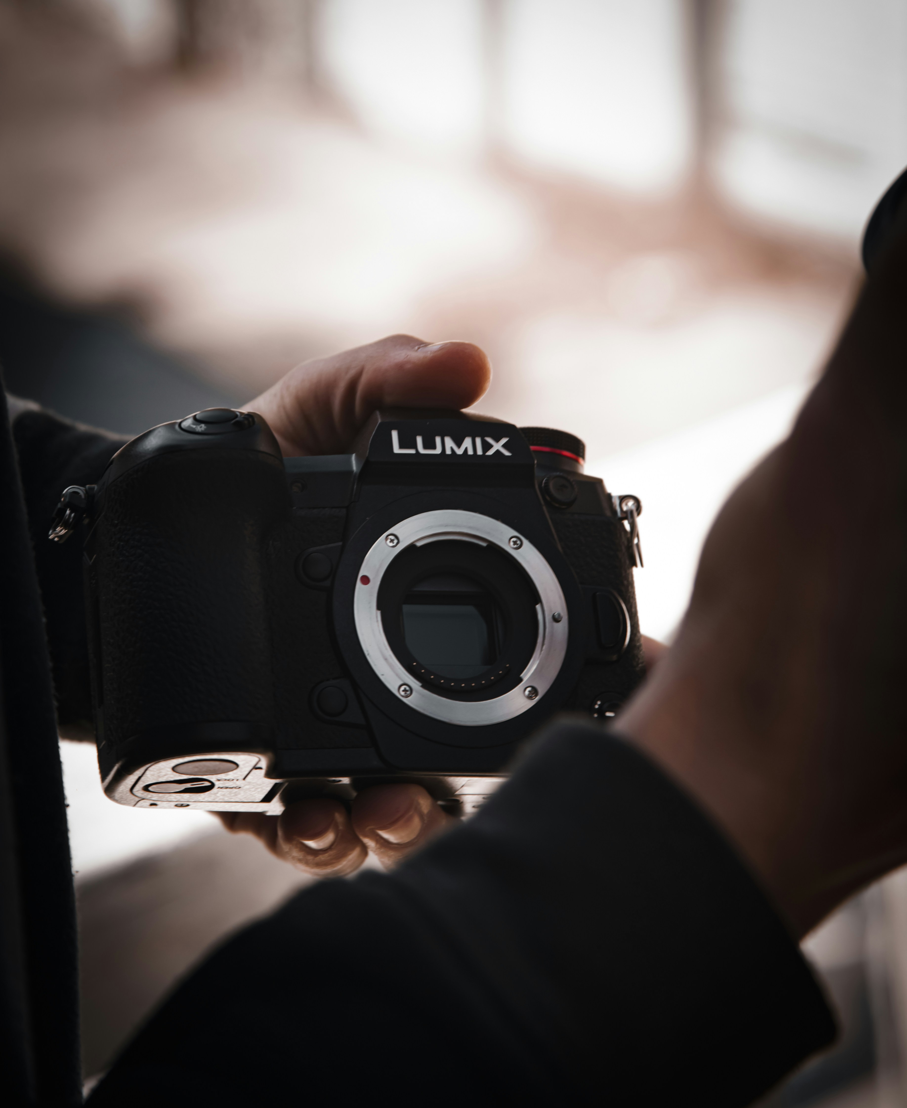 Persona sosteniendo una cámara DSLR Nikon negra