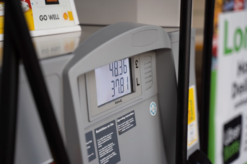 Bir akaryakıt istasyonunda yakıt pompası başlığının yakından görünümü — LPG dönüşümü de benzer bir dolum mantığıyla çalışır