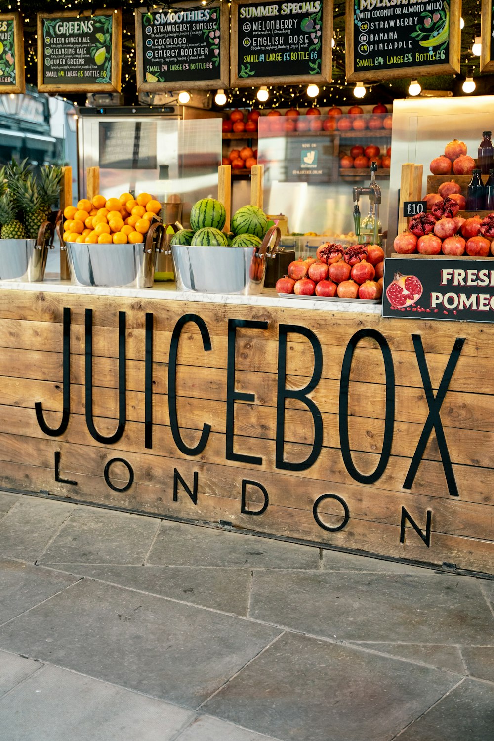 a fruit stand with a sign that says juicingbox london