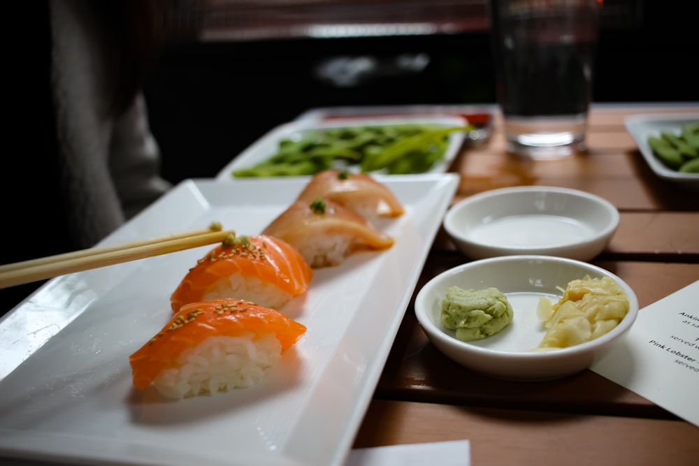 Sushi en plato de cerámica blanca