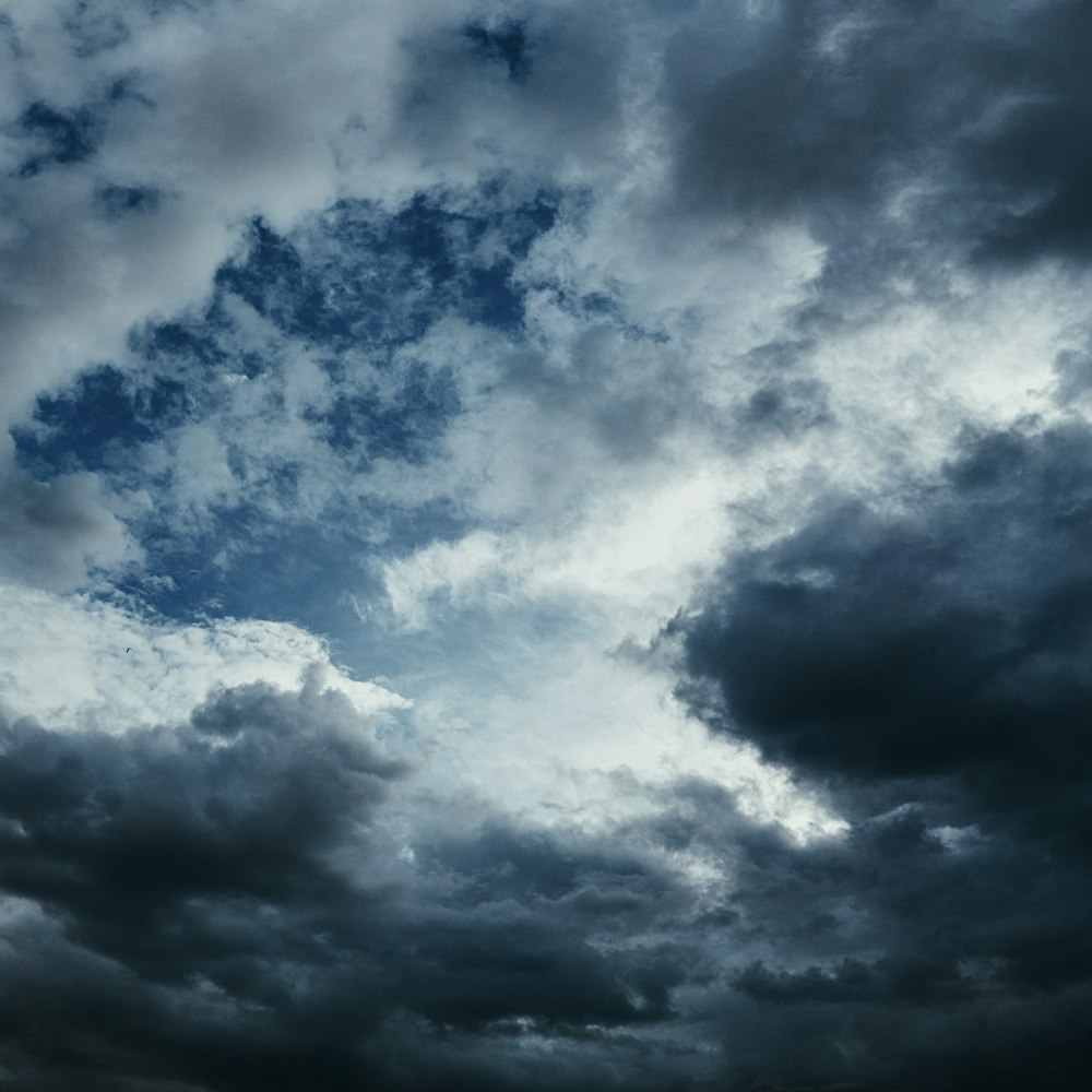 Weiße Wolken und blauer Himmel