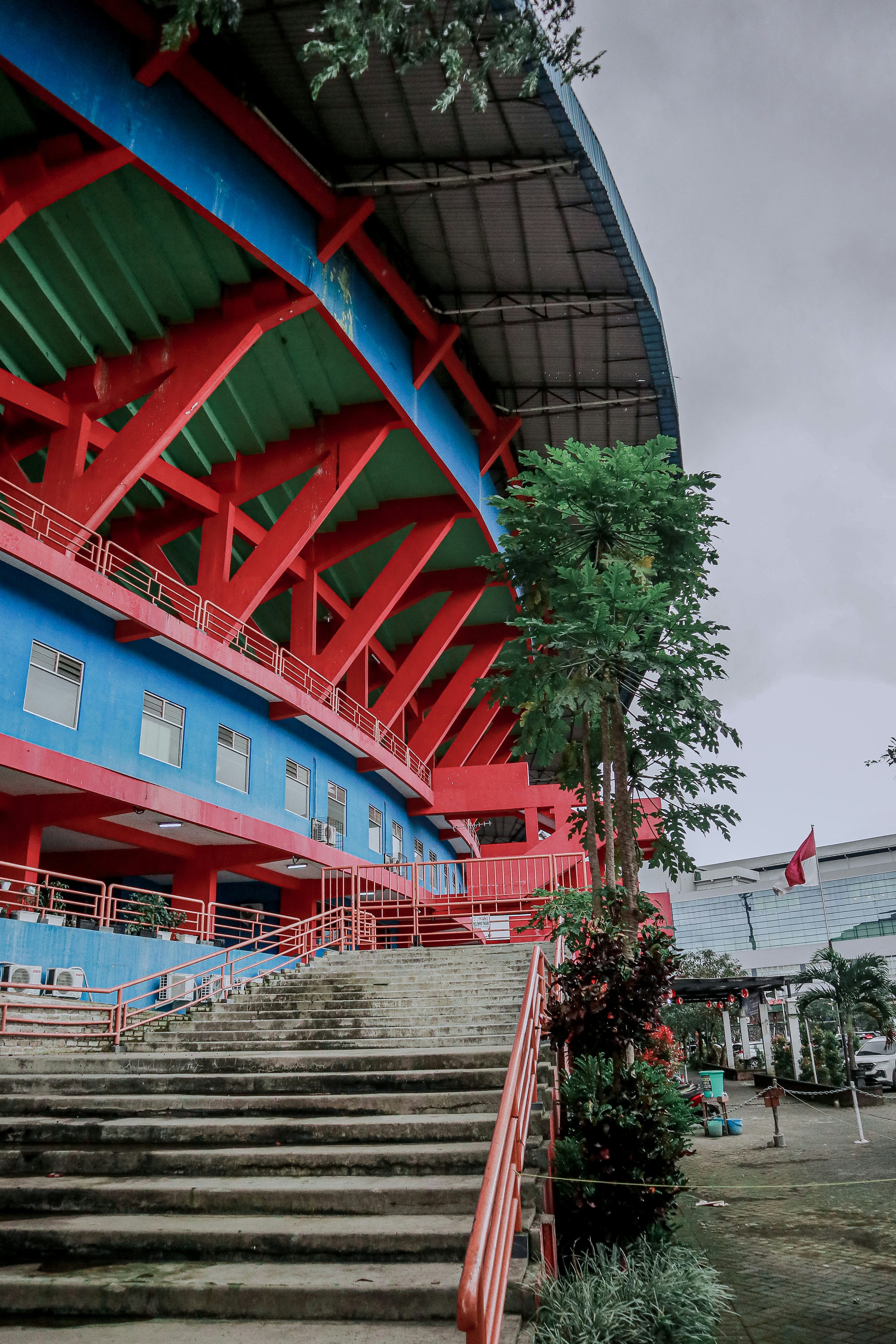 sebuah bangunan merah dan biru dengan tangga menuju ke sana