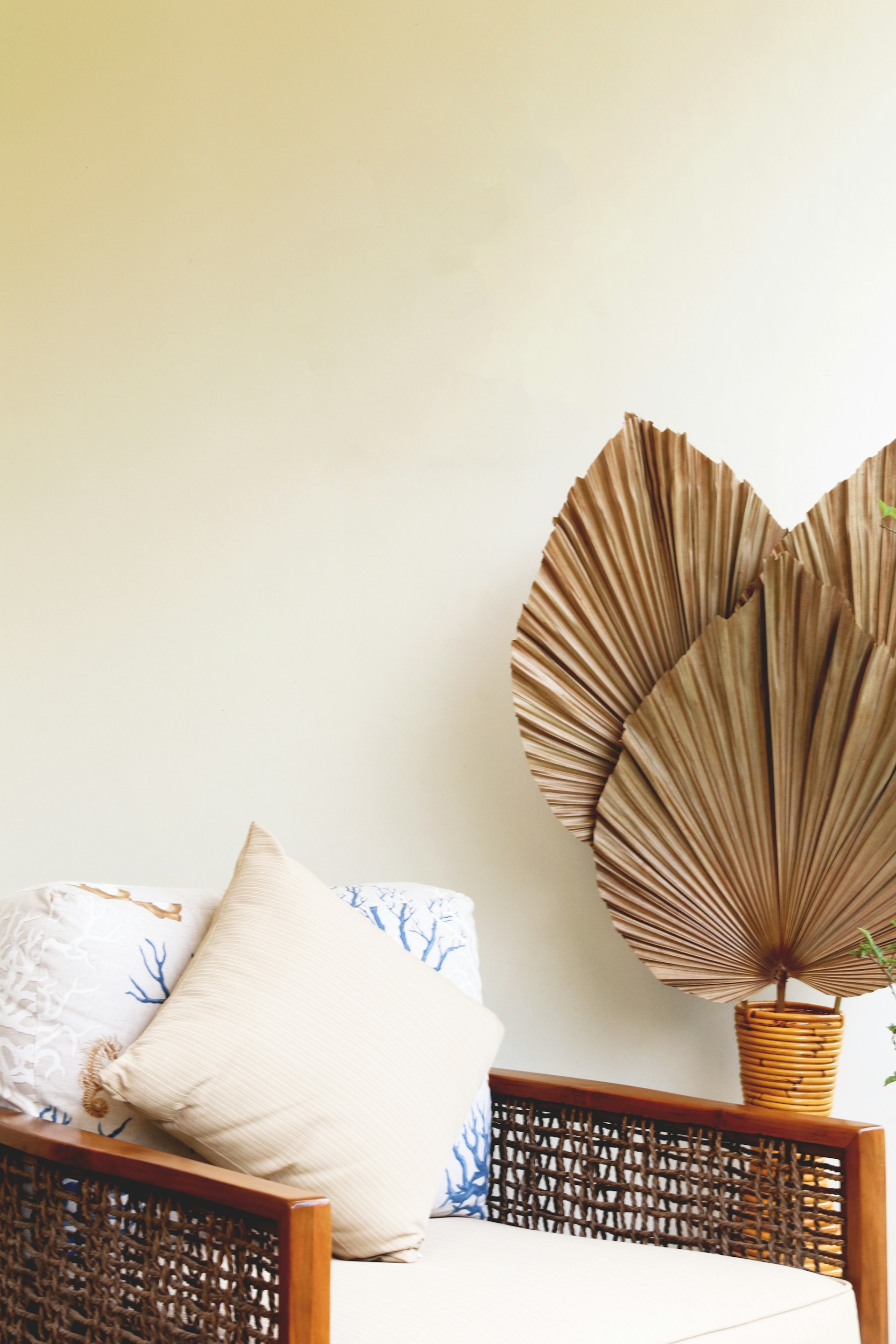 gray computer monitor