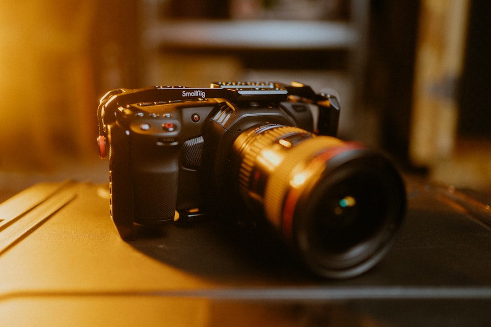 Schwarze Nikon DSLR-Kamera auf dem Tisch