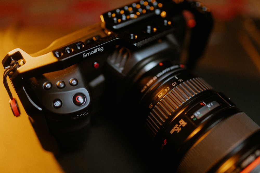 Appareil photo reflex numérique Nikon noir sur table en bois marron