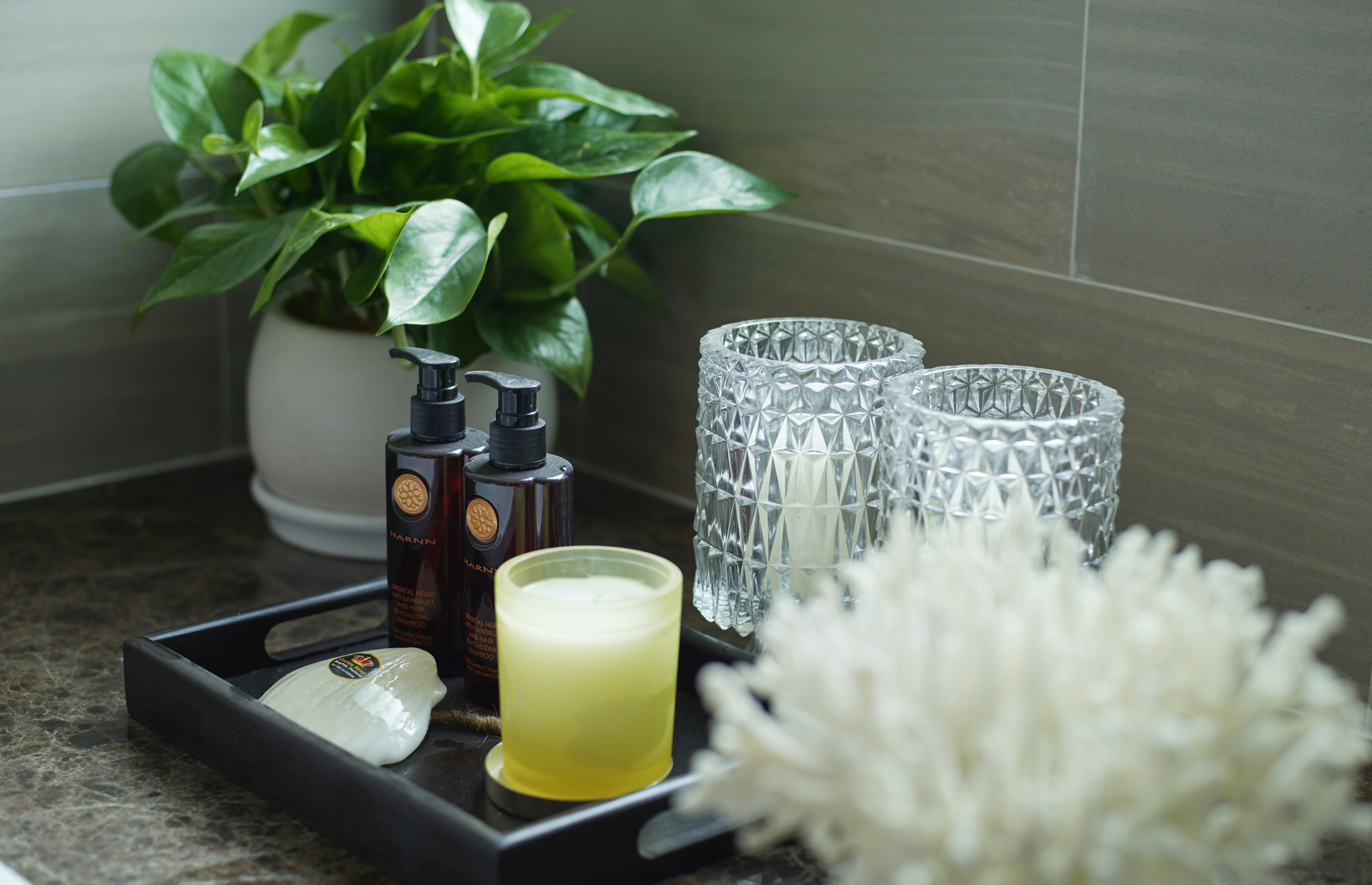 แต่งห้องน้ำสวย / white candle beside white flower