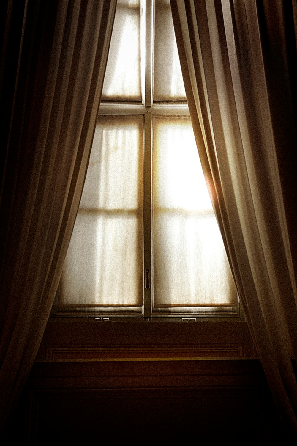 rideau de fenêtre blanc sur la fenêtre