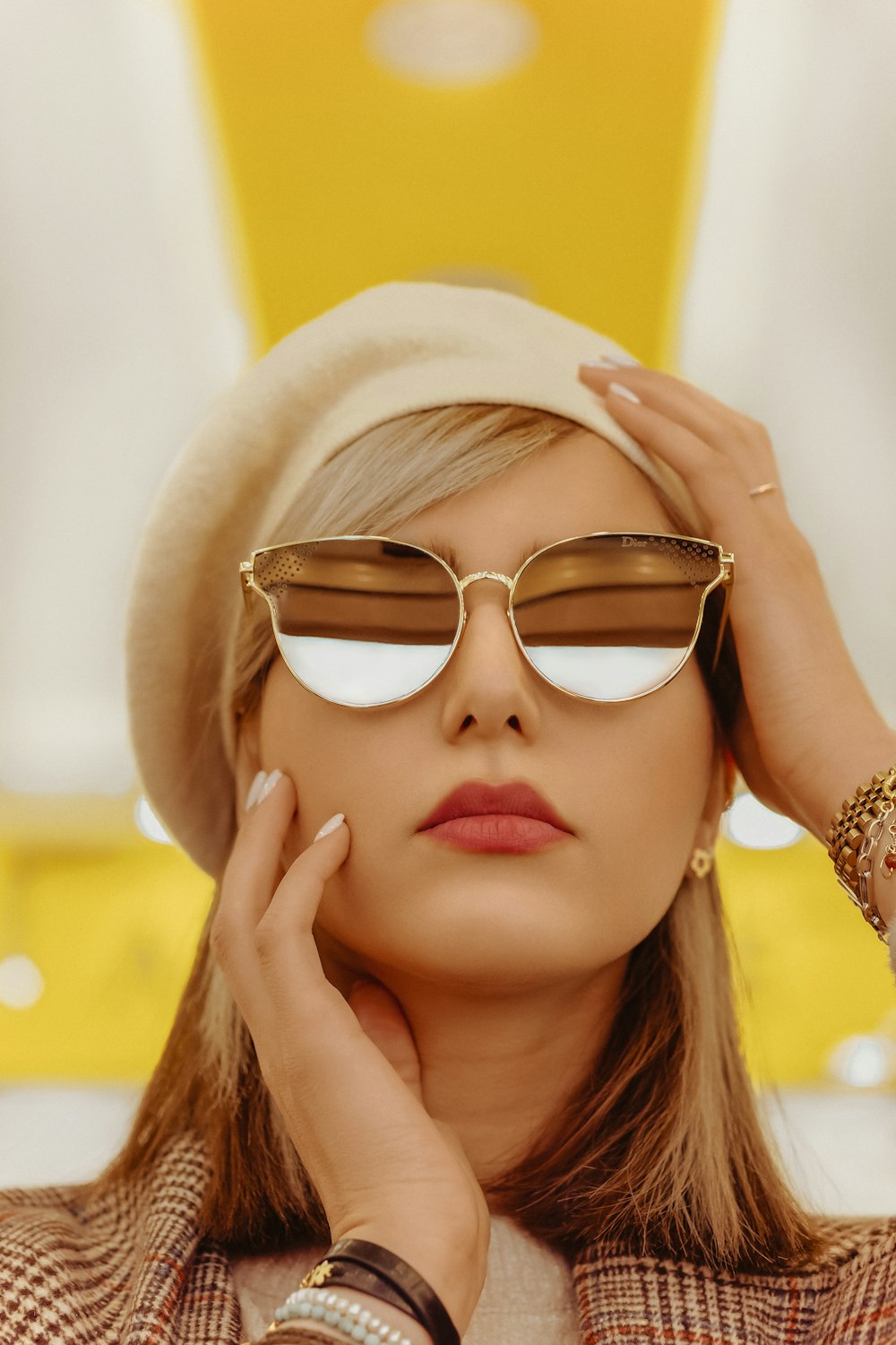 금색 액자 비행사 스타일 선글라스를 착용한 여자
