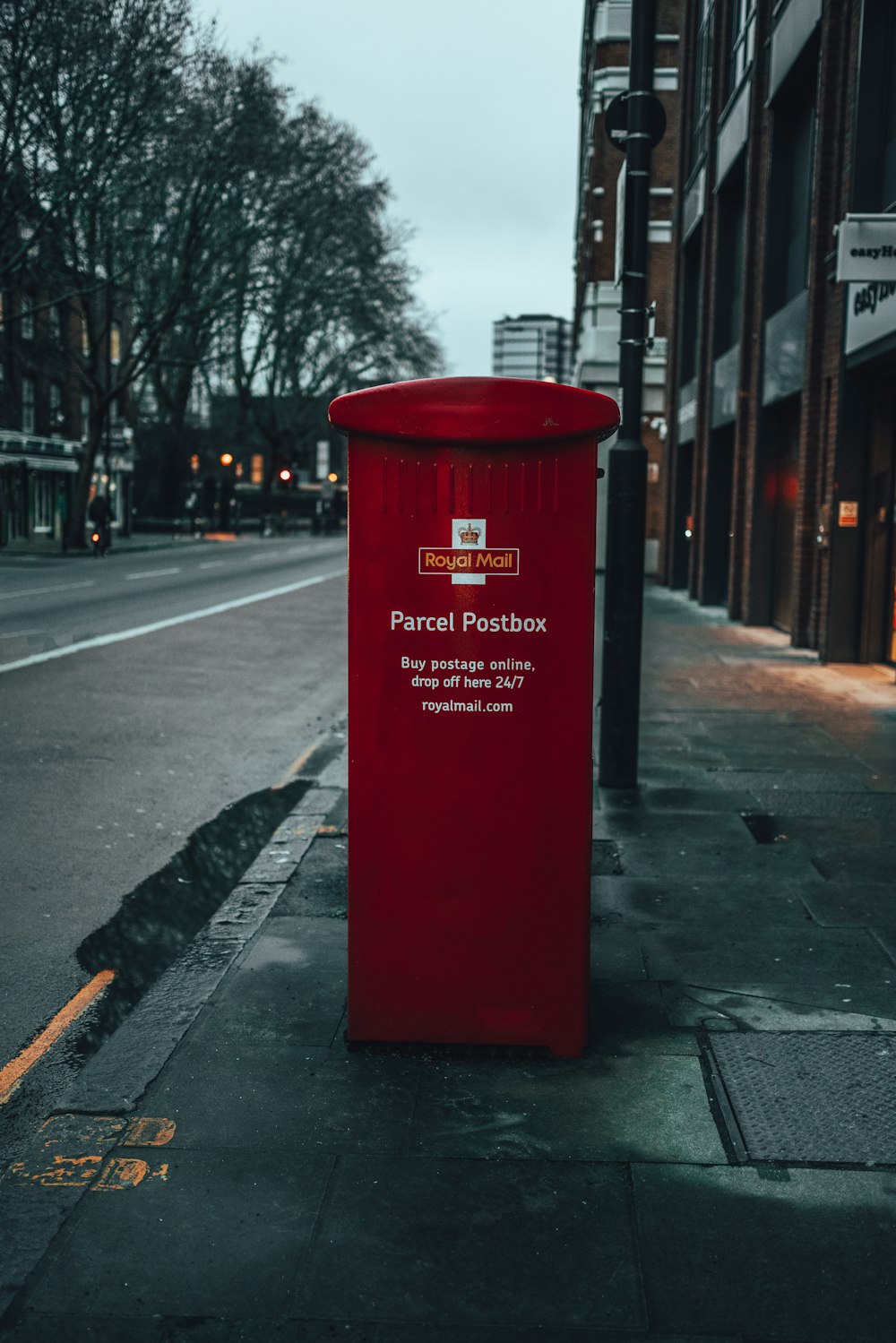 boîte aux lettres rouge sur le trottoir pendant la nuit