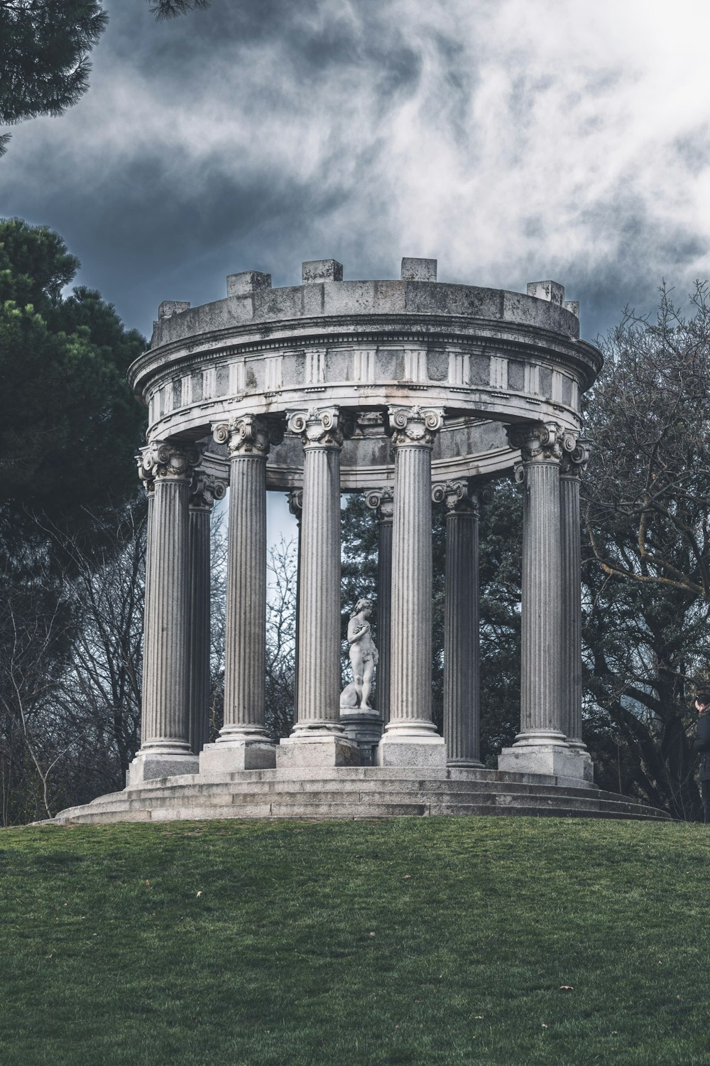 Bâtiment en béton blanc sous le ciel bleu pendant la journée