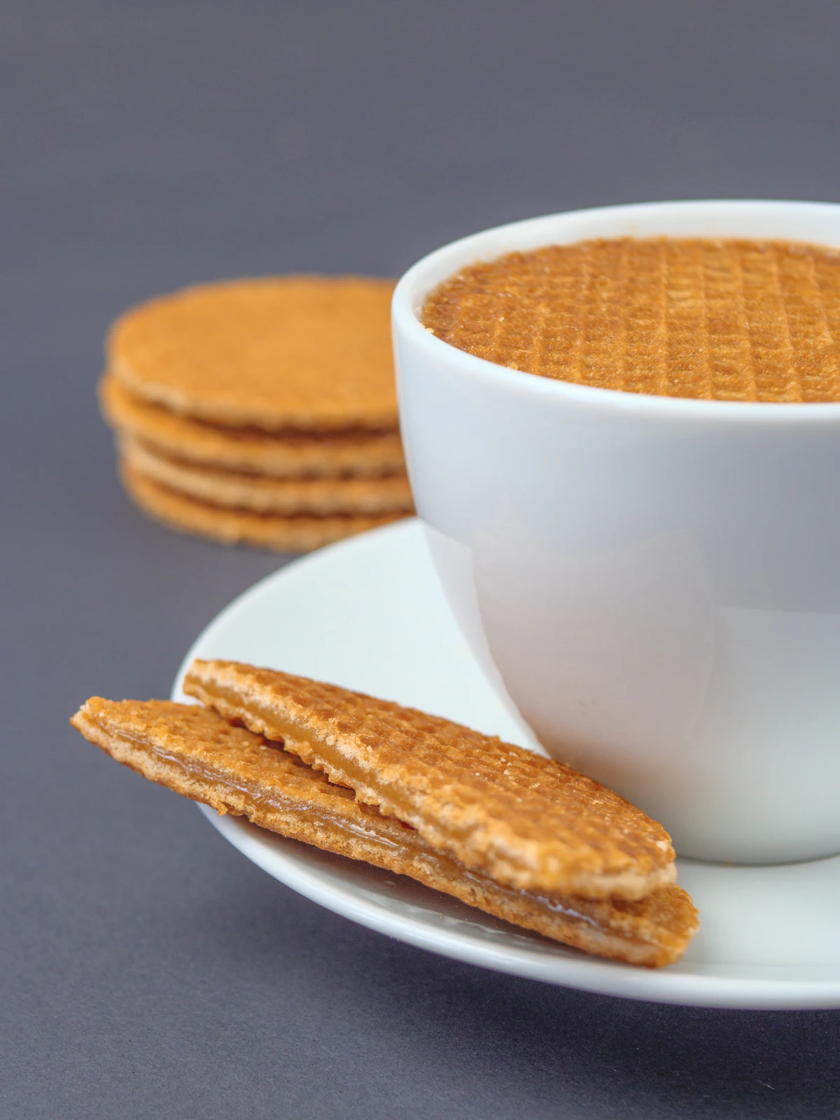 Stroopwafel pousado numa chávena de café