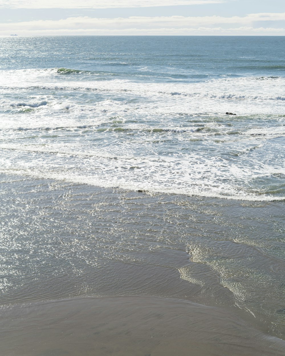 sea waves crashing on shore during daytime