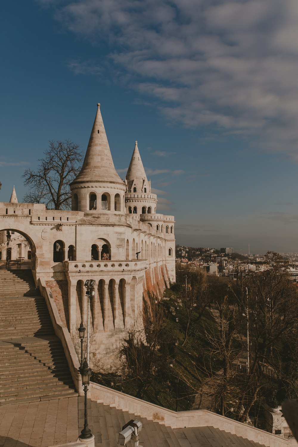 Bâtiment en béton blanc sous le ciel bleu pendant la journée