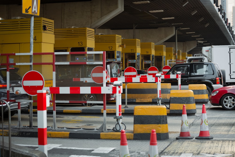 cône de signalisation rouge et jaune