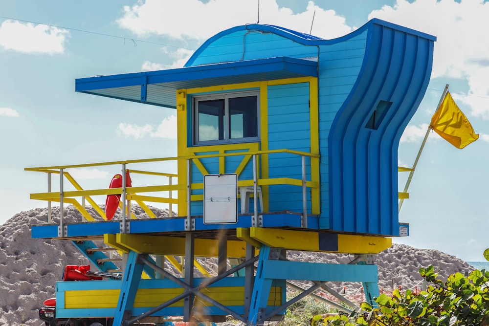 casa di legno blu e bianca sotto il cielo blu durante il giorno