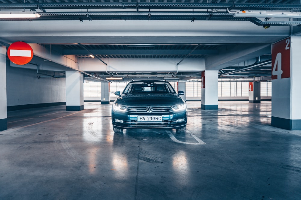 BMW M 3 coupé bleu dans un parking