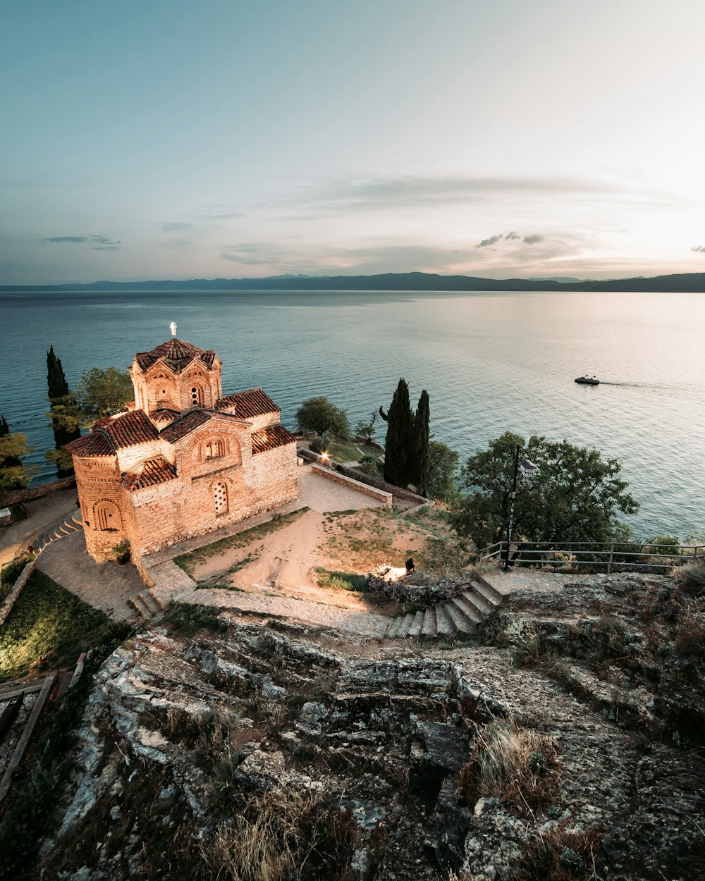 edificio in cemento marrone vicino allo specchio d'acqua durante il giorno