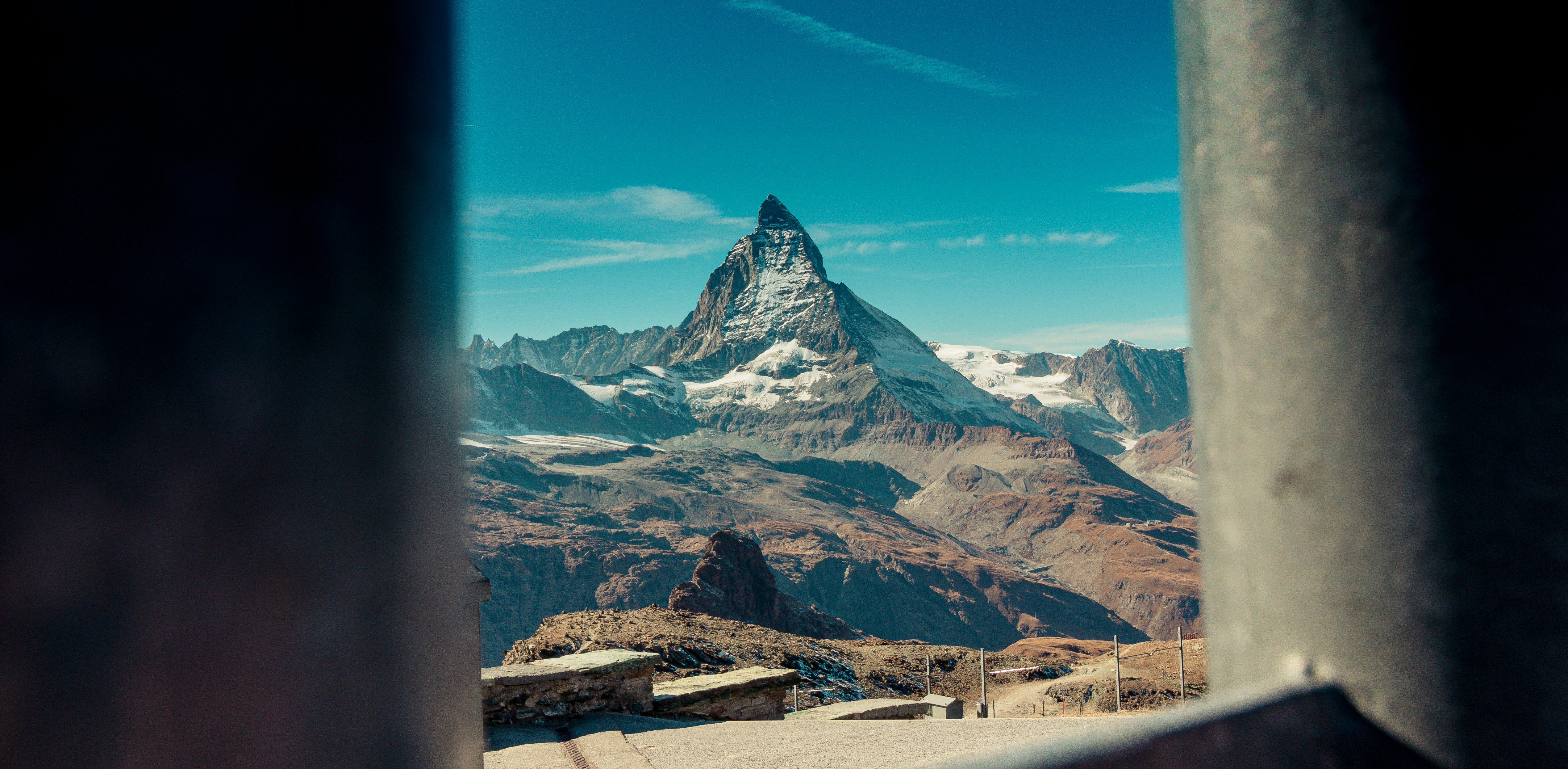 Tagsüber schneebedeckte Berge unter blauem Himmel