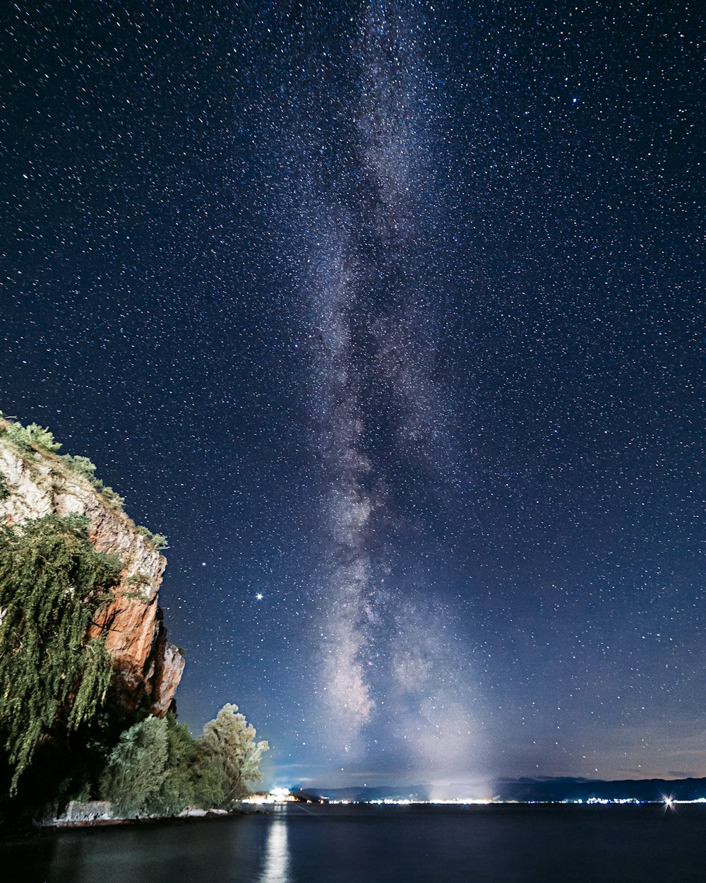 montanha verde e marrom sob o céu azul durante a noite