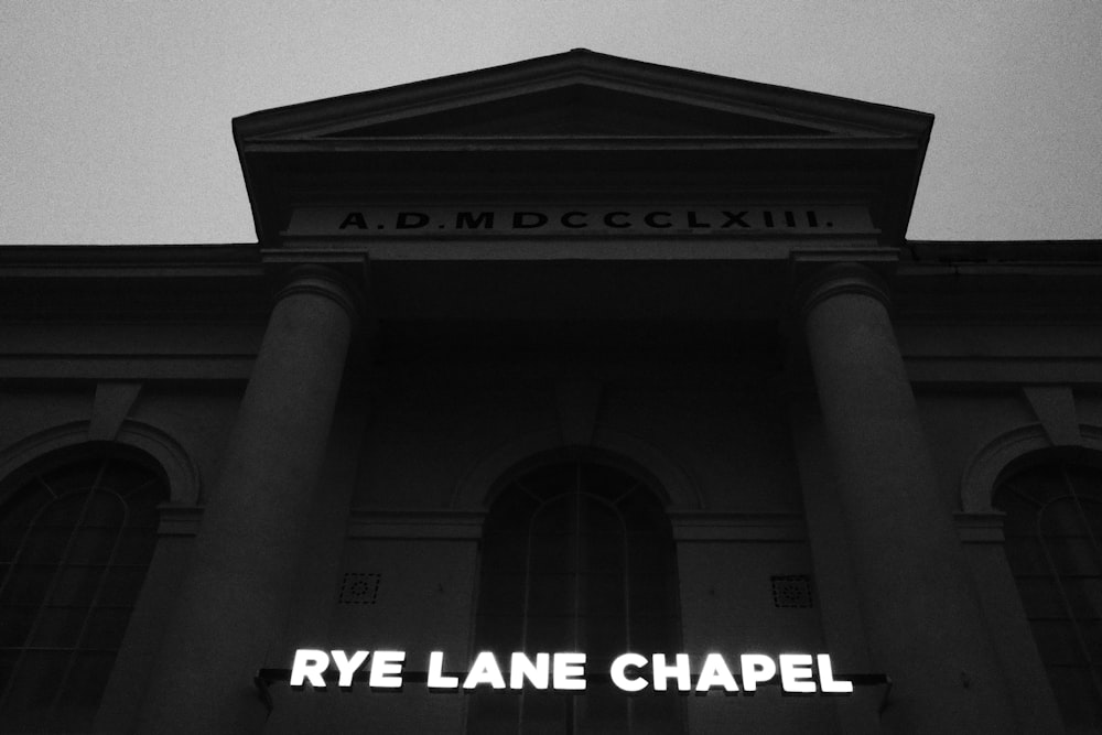 Una foto en blanco y negro del frente de un edificio
