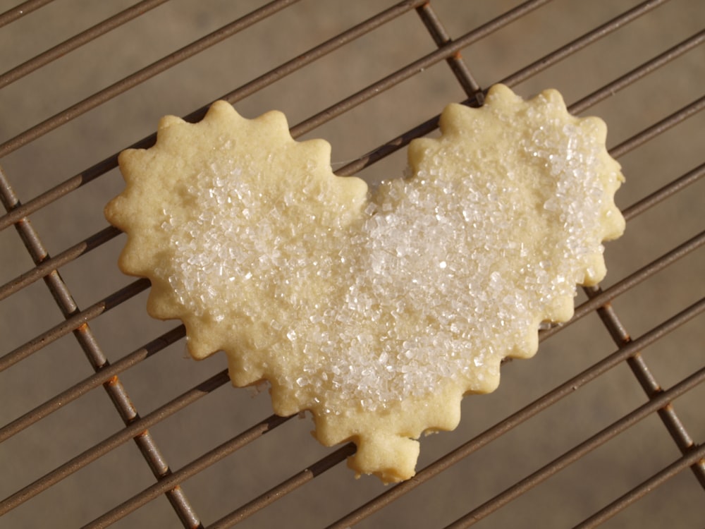 gâteau blanc et jaune sur grille en métal gris