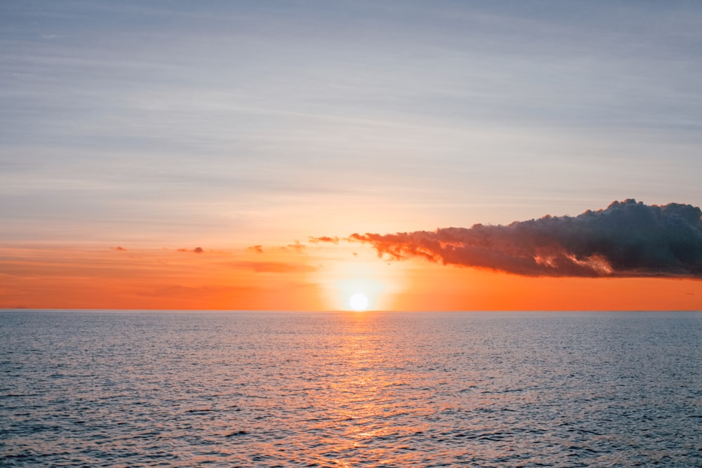 Plan d’eau au coucher du soleil