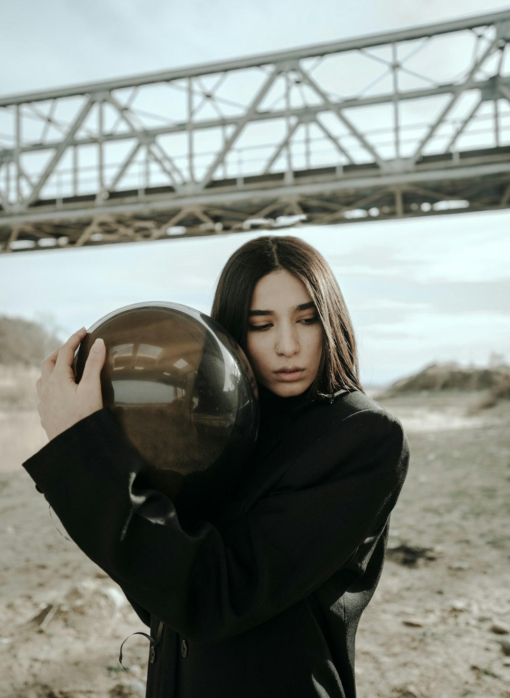 Foto Mujer con chaqueta negra sosteniendo una bola de transparente – Imagen Foto gratis en Unsplash