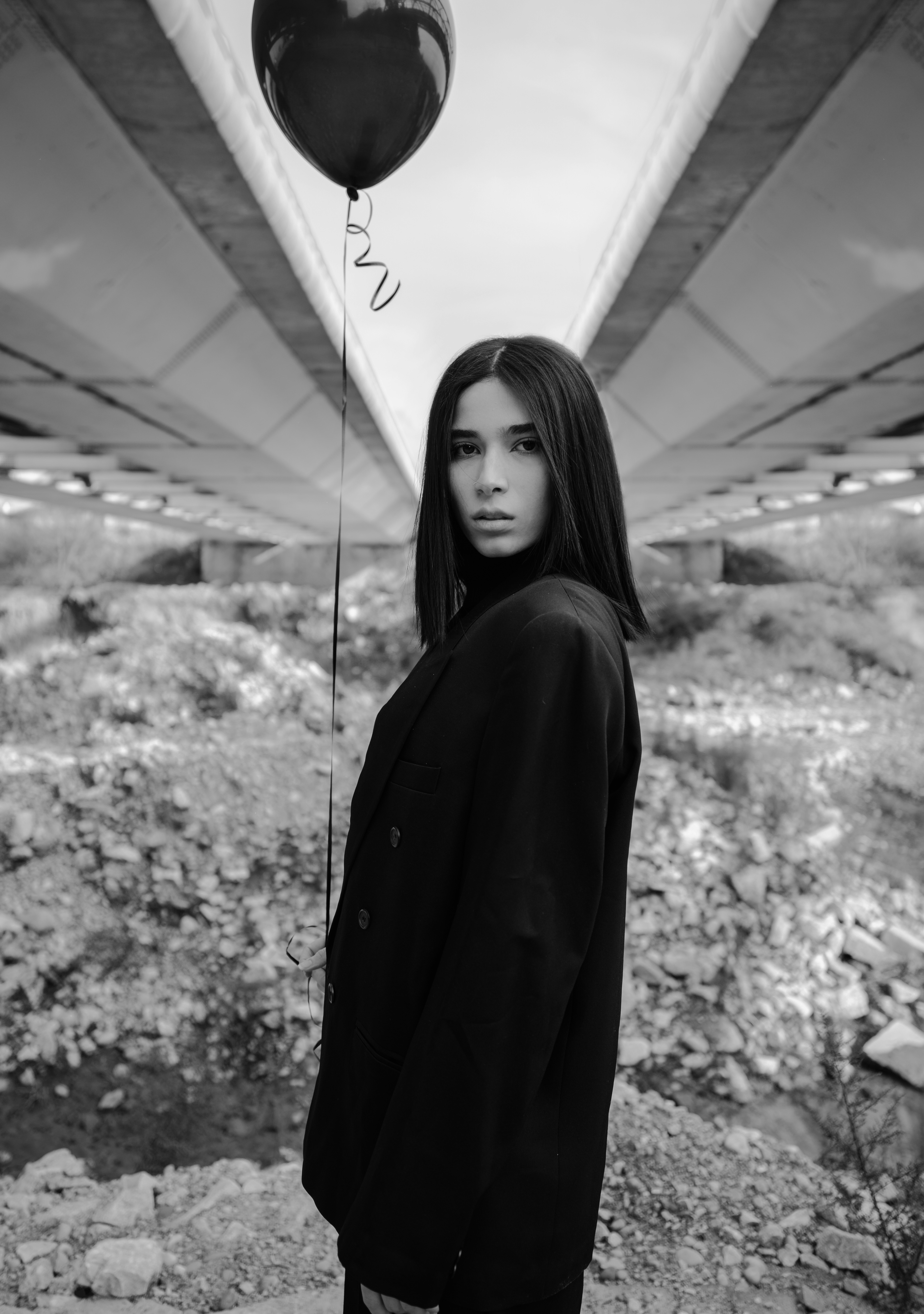 검은 긴 소매 셔츠에 여자의 그레이스케일 사진