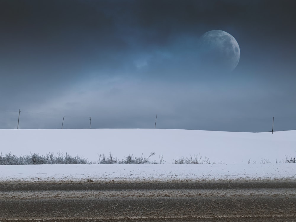 Schneebedecktes Feld unter blauem Himmel