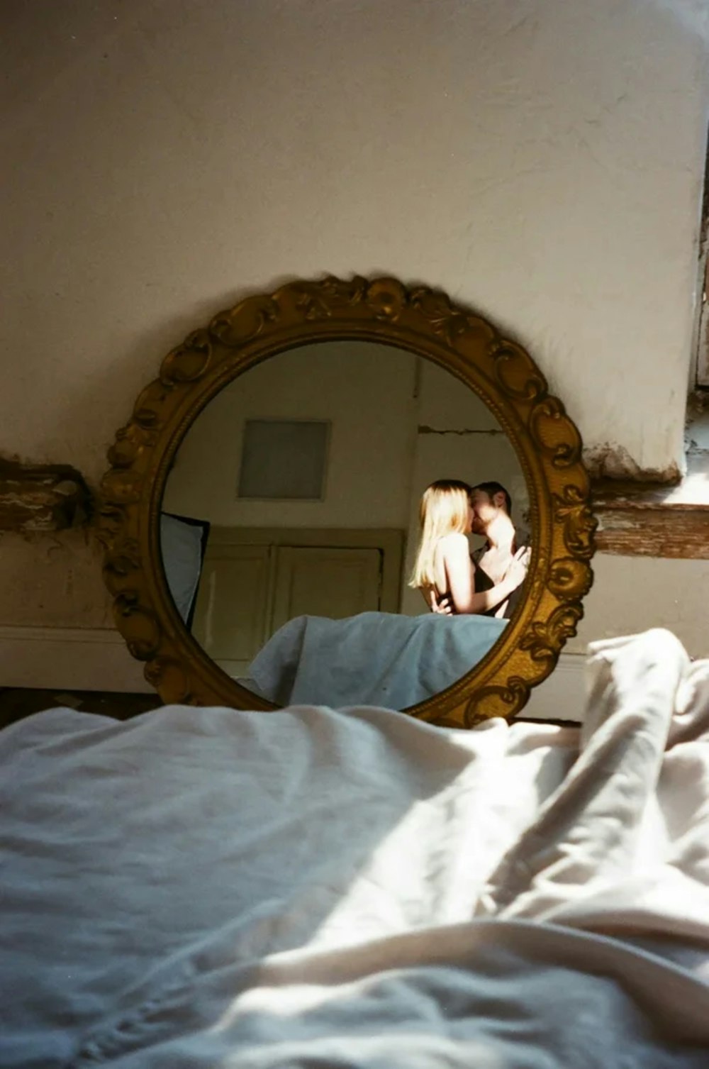 uma pessoa está tirando uma foto de si mesma em um espelho