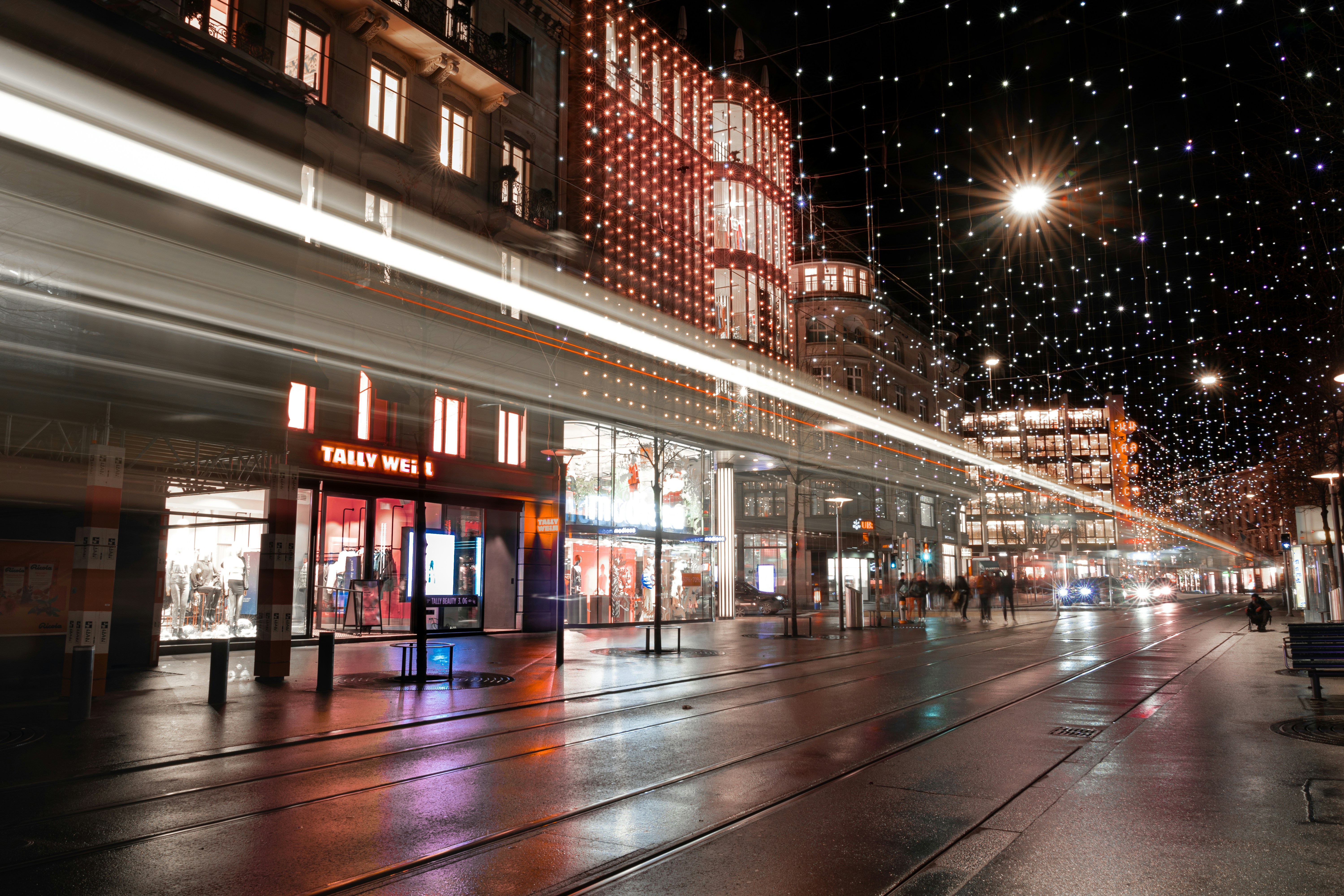bâtiment en béton brun pendant la nuit