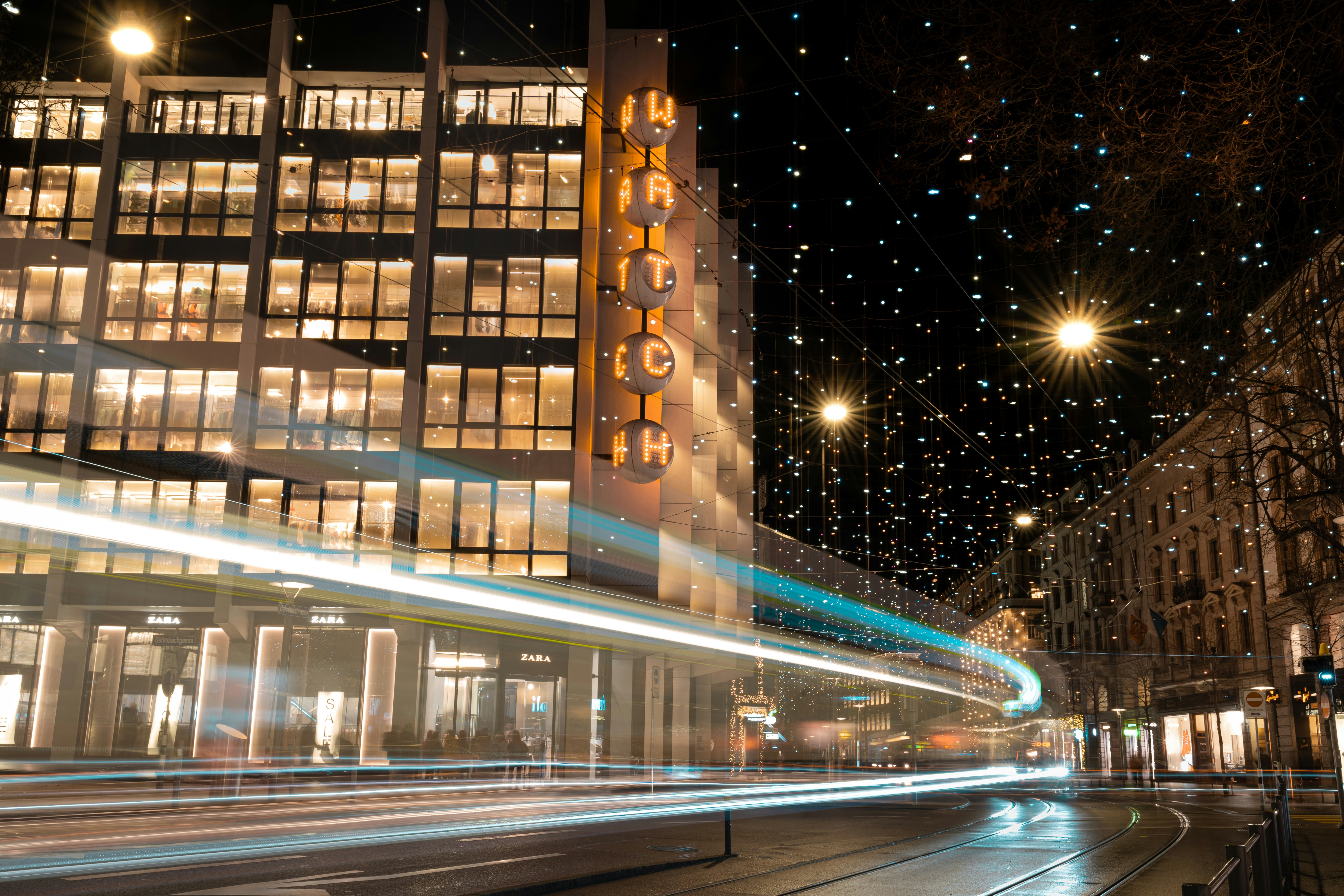 Photographie en accéléré de la rue de la ville pendant la nuit