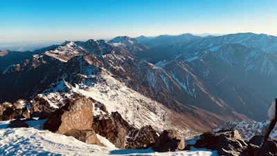 Montagnes de l'Atlas enneigées en hiver