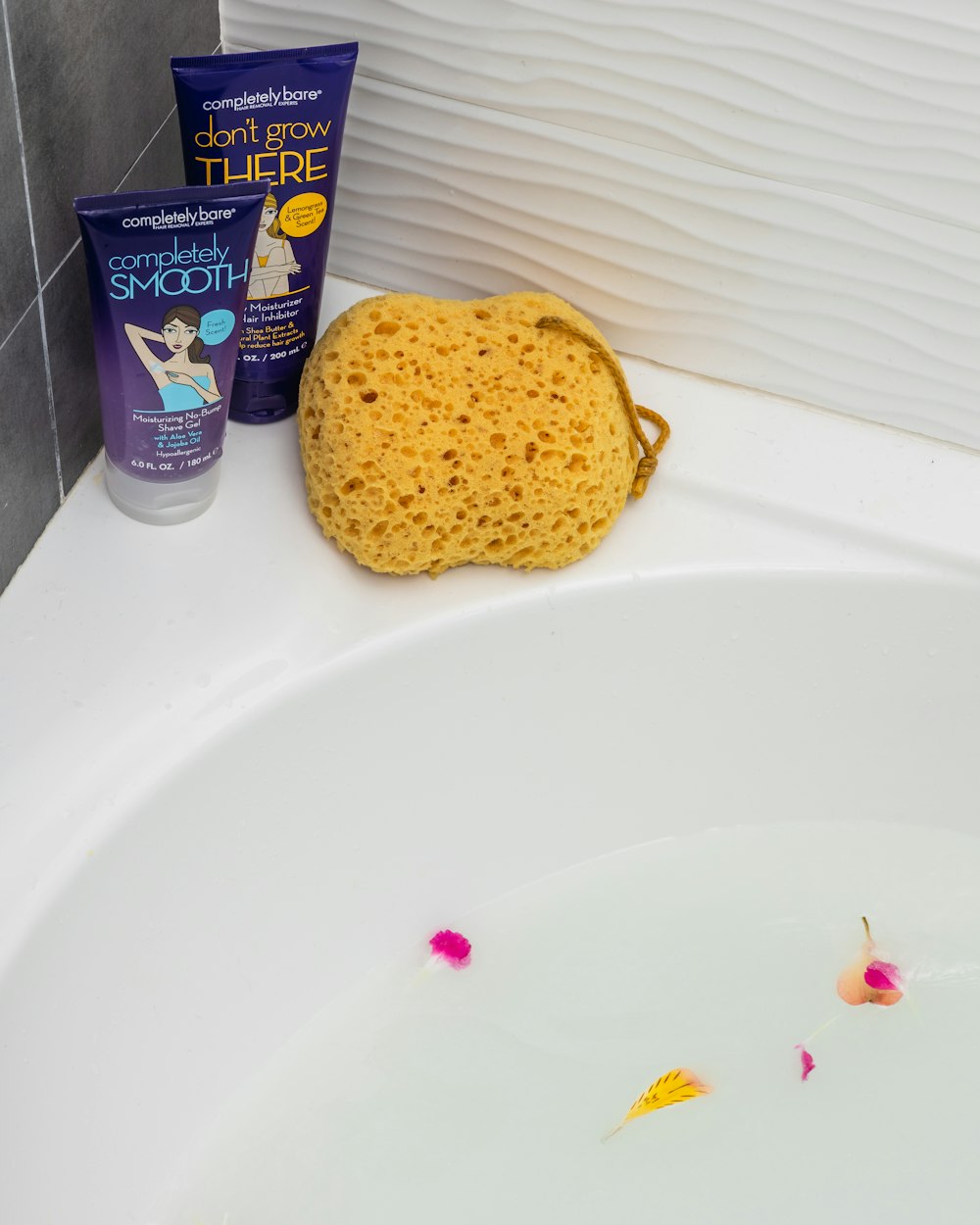 Tessuto giallo su lavabo in ceramica bianca