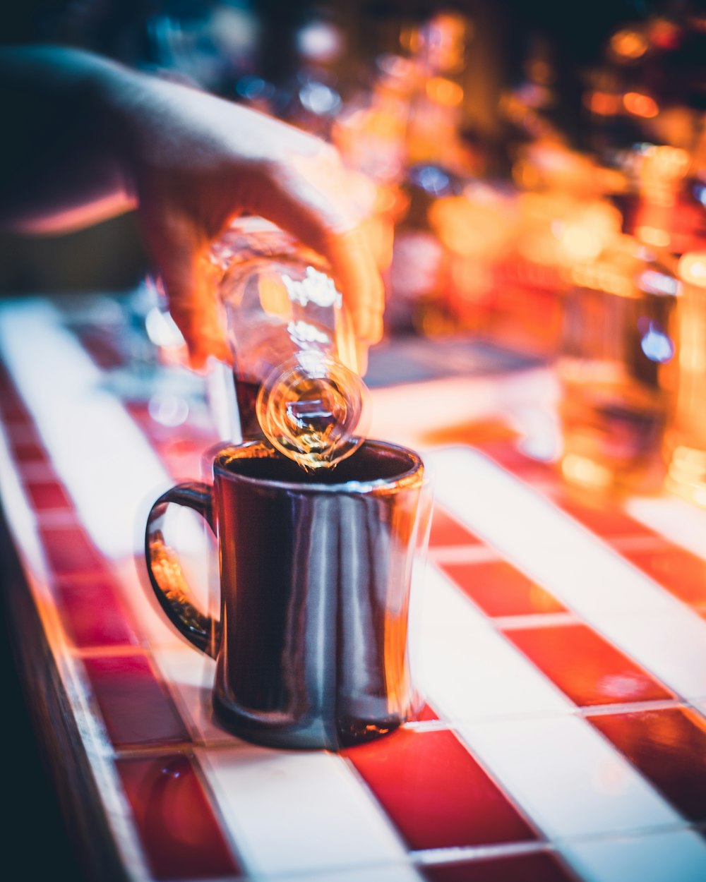 Tasse en céramique noire sur table