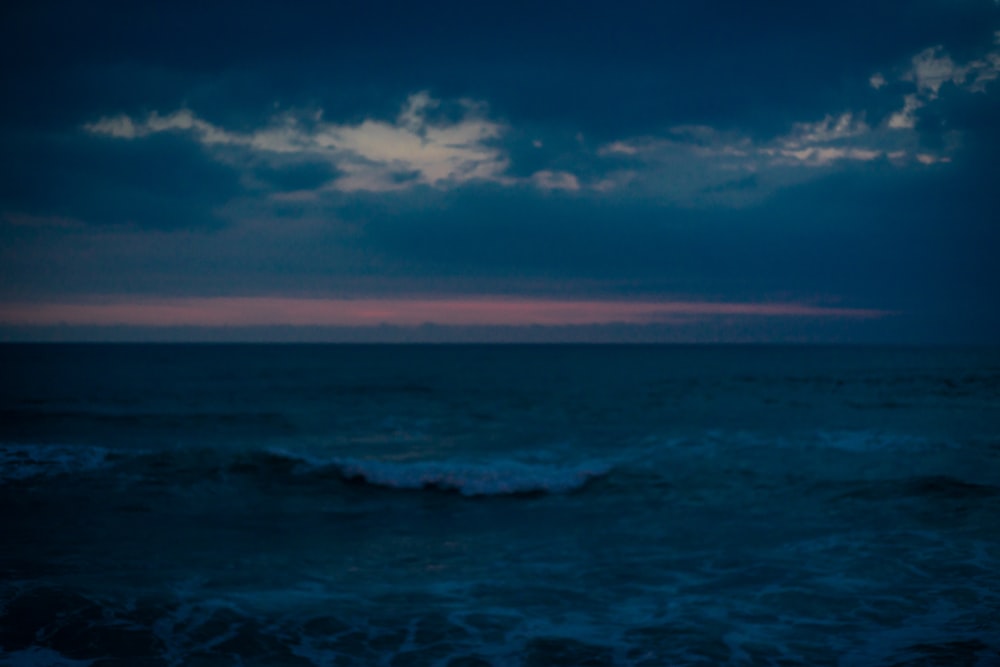 Acqua blu dell'oceano sotto il cielo blu e nuvole bianche durante il giorno