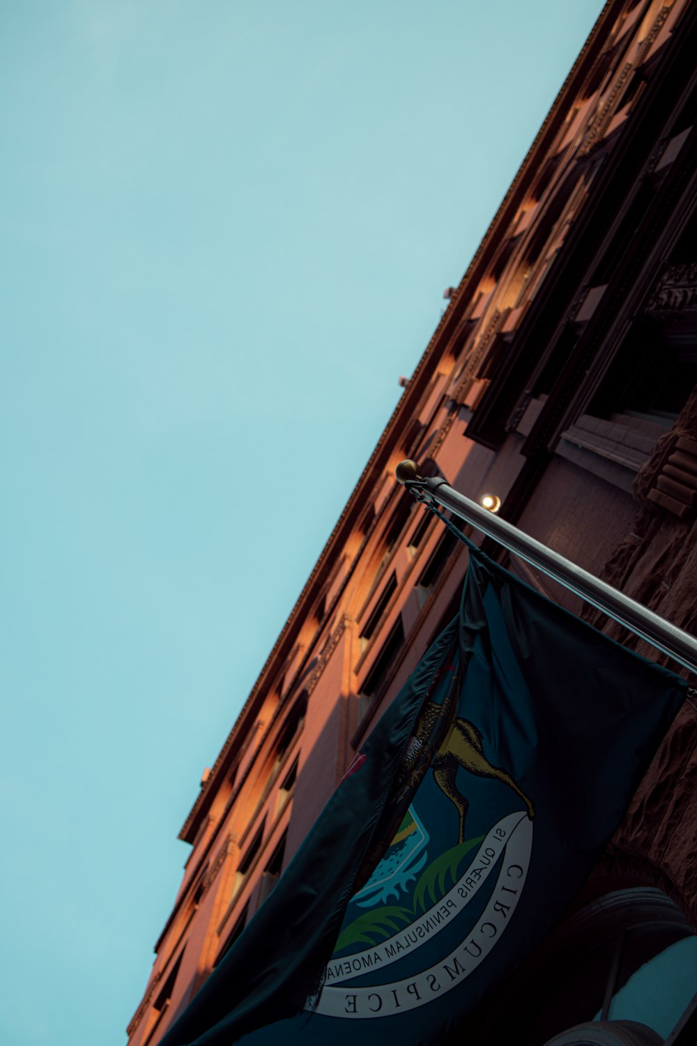 建物の上に青と黄色の旗