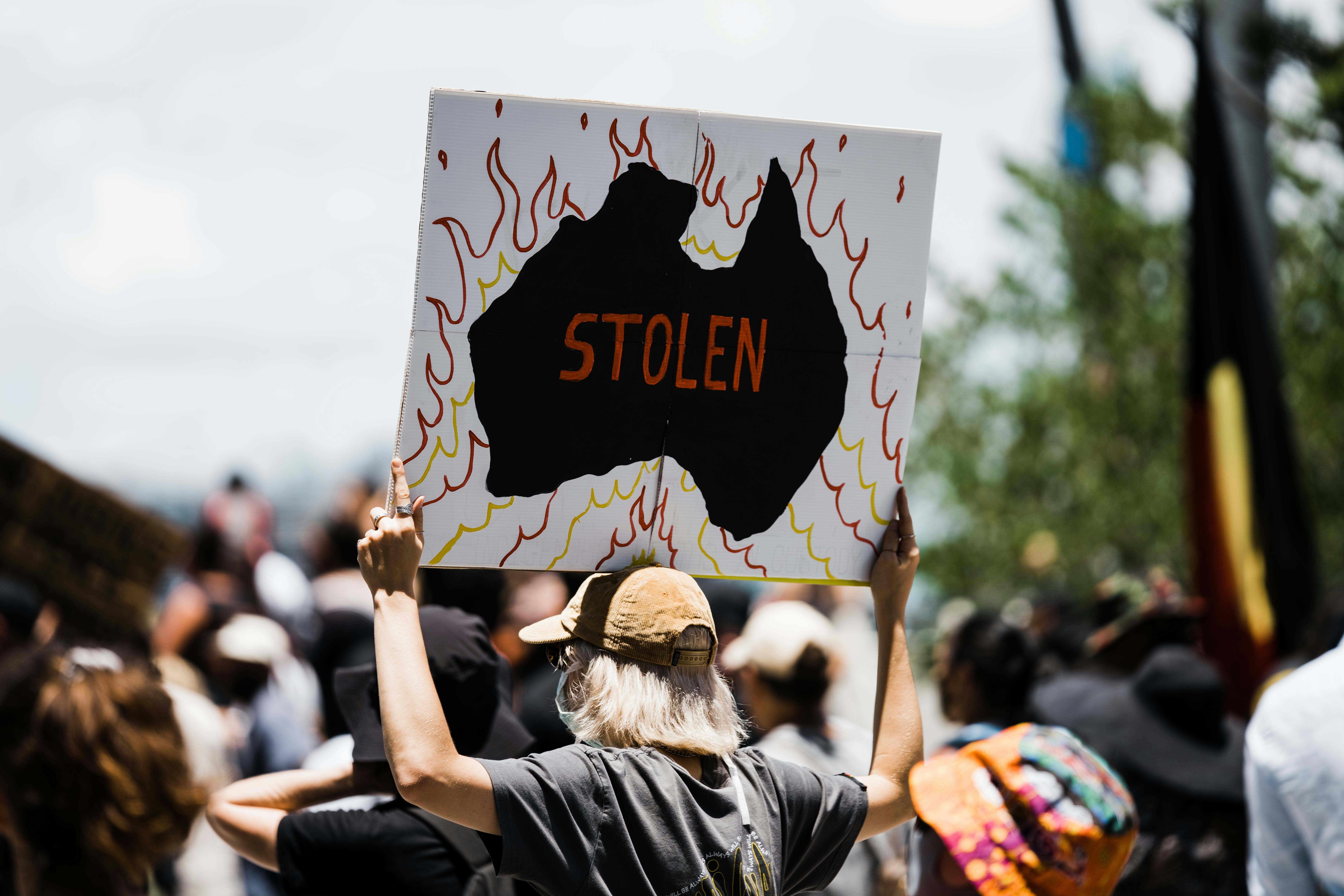 Chockerande våld: Två män knivhuggna i norra London! En stad i kris!