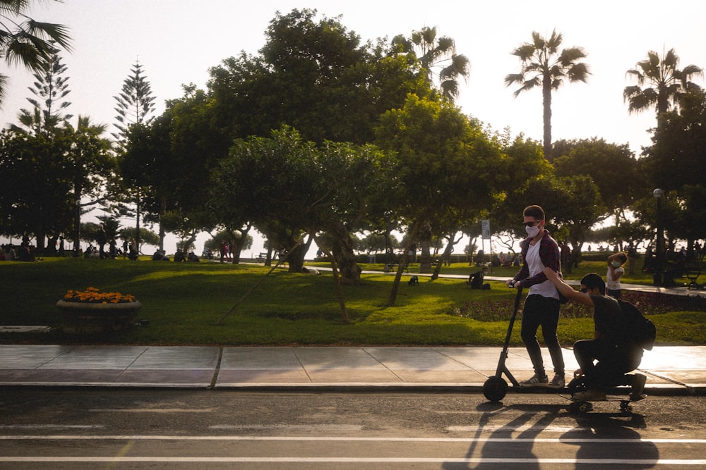 uomo e donna che camminano sul marciapiede durante il giorno