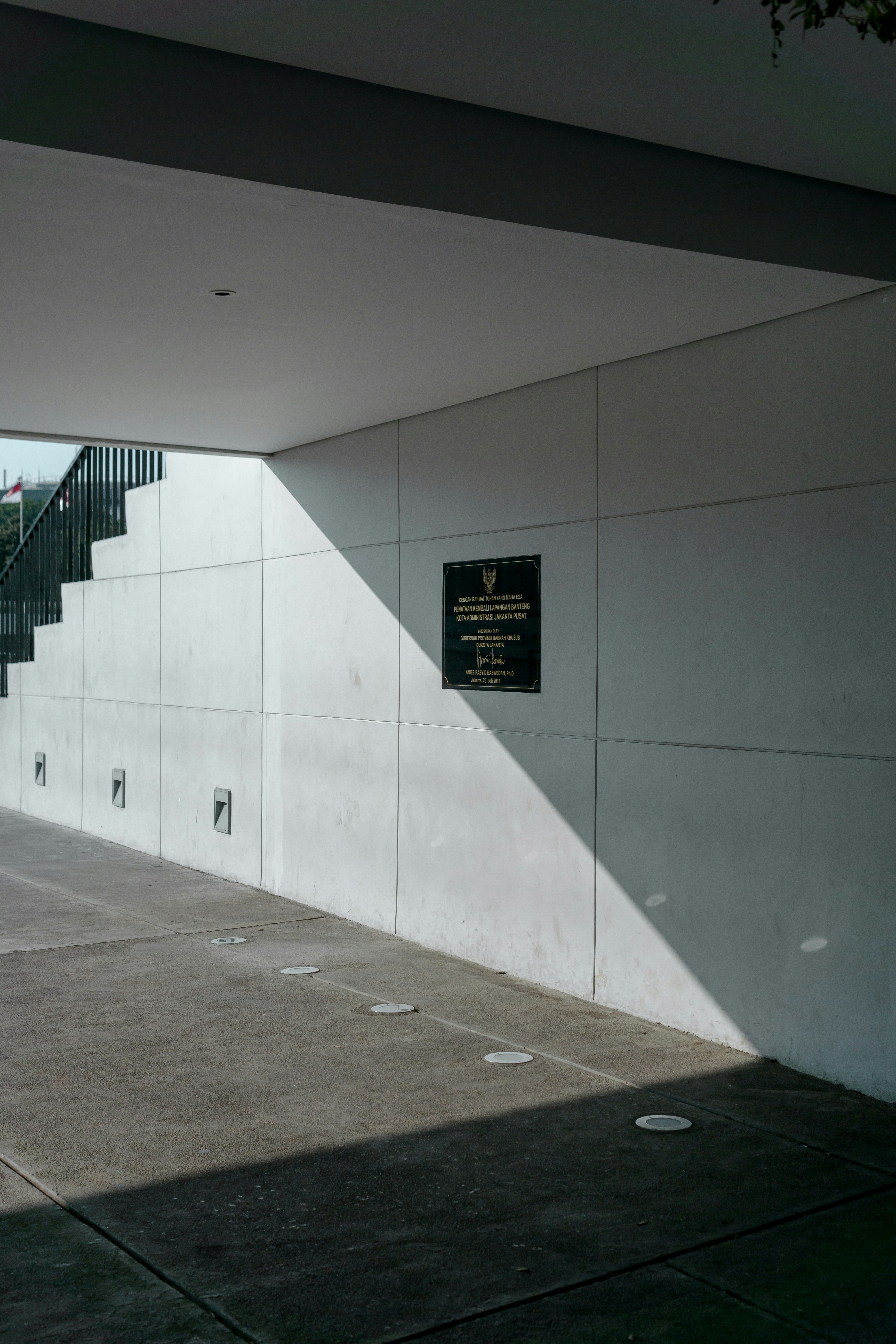 Edificio de hormigón blanco con puerta negra