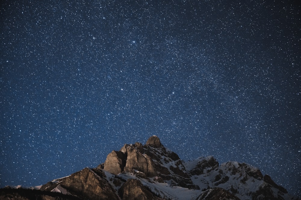 Brauner Rocky Mountain unter blauem Himmel während der Nacht
