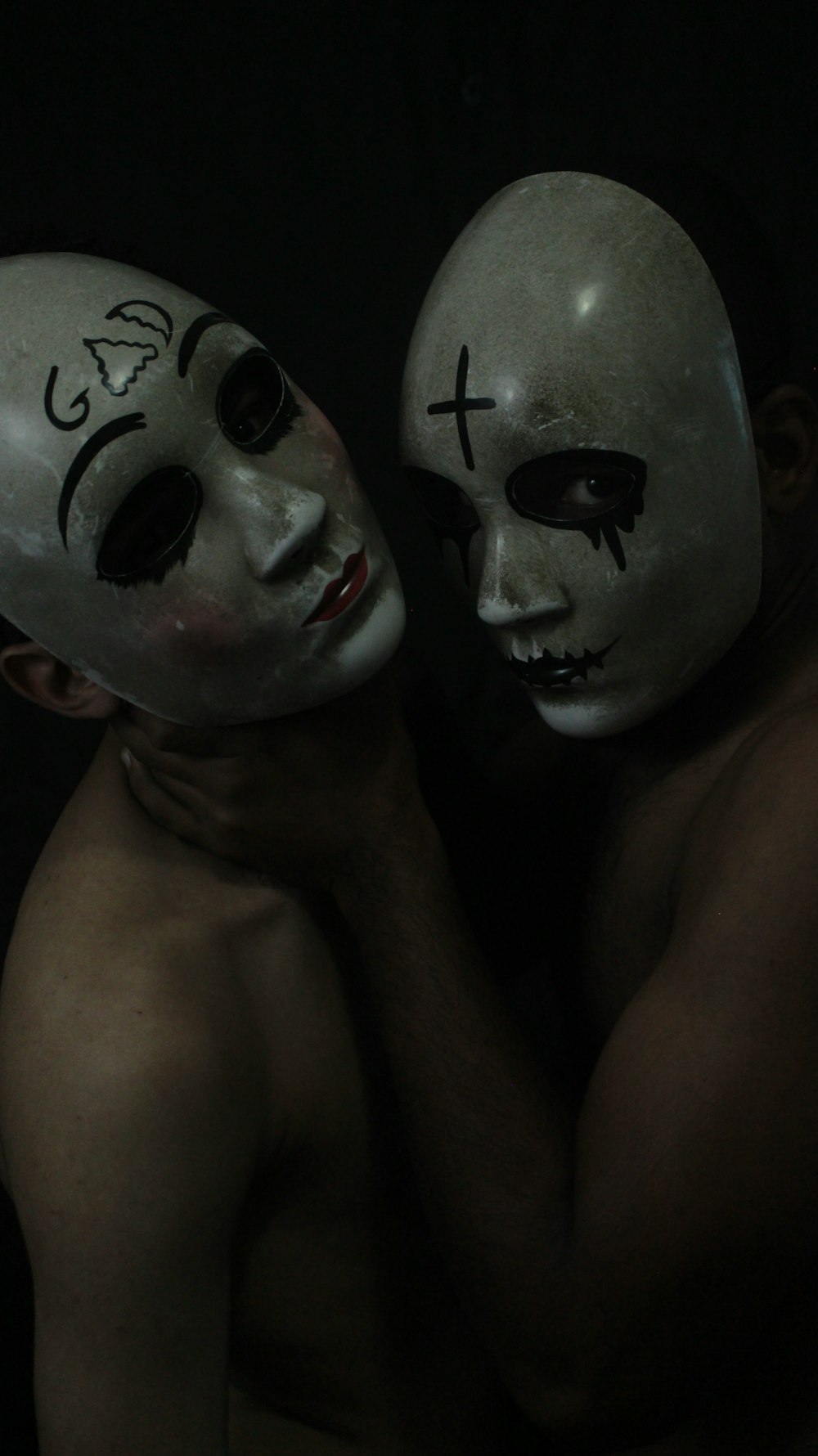 2 personnes avec masque noir et blanc