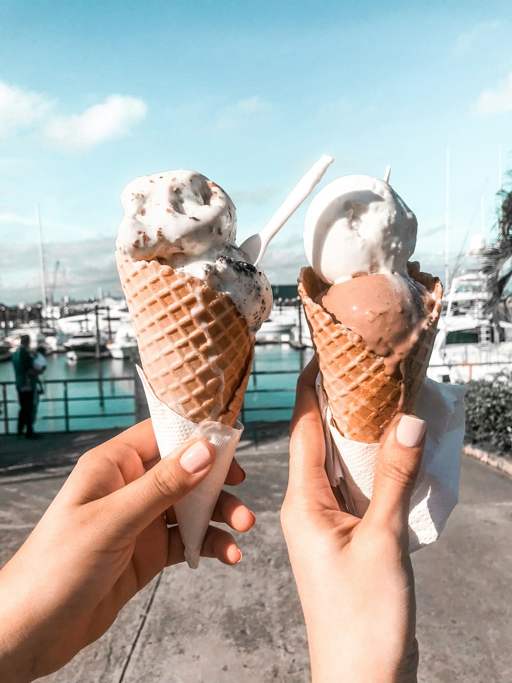 persona sosteniendo un cono de helado con helado