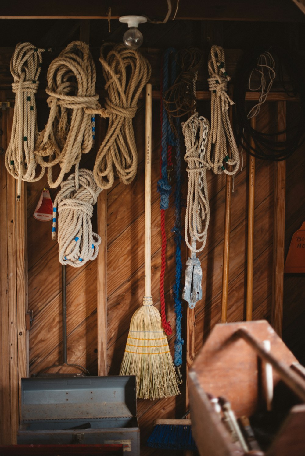 weißes und blaues Seil an brauner Holzwand aufgehängt