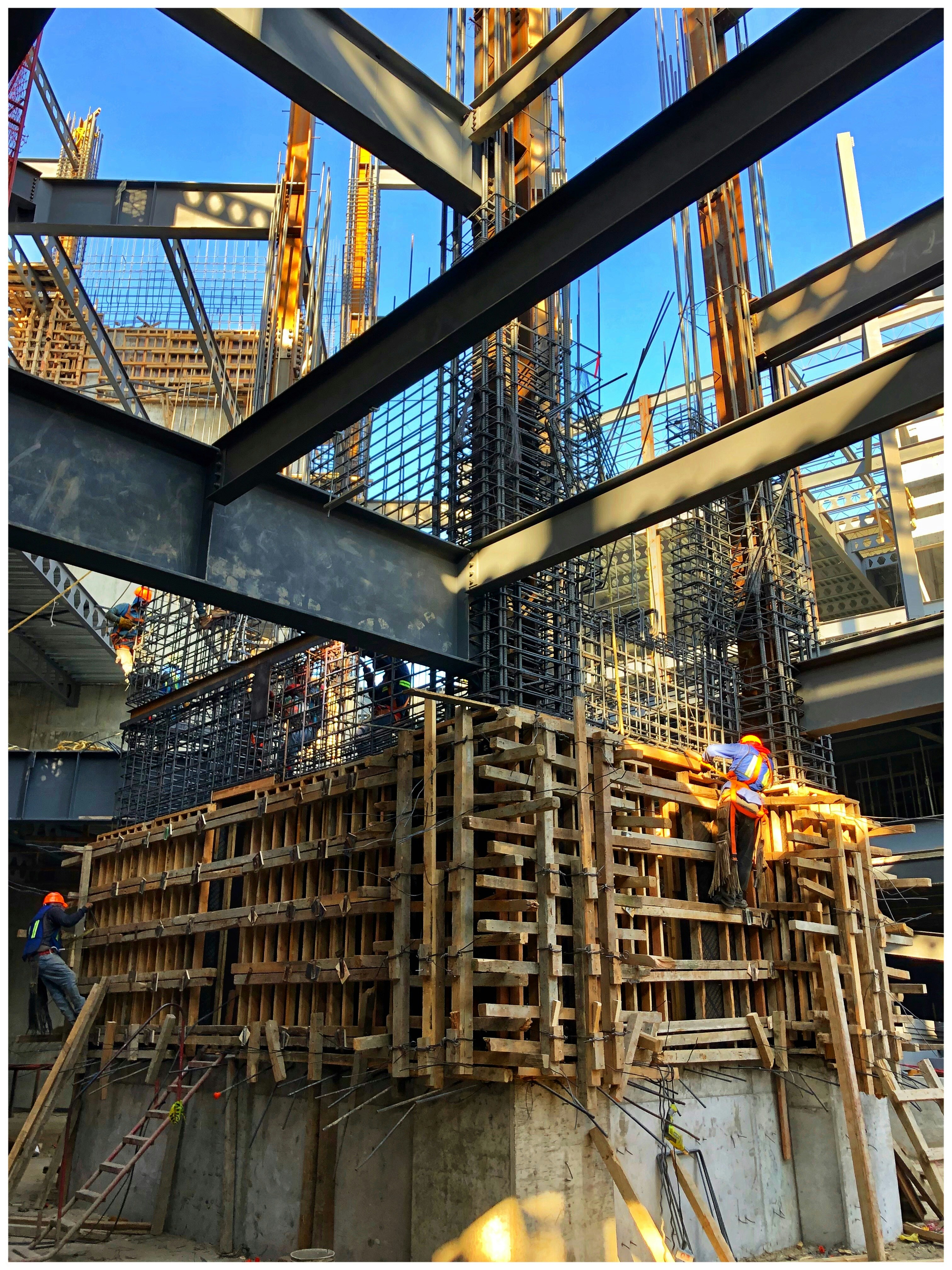 Estructura de concreto armado en construcción con encofrado metálico y vigas