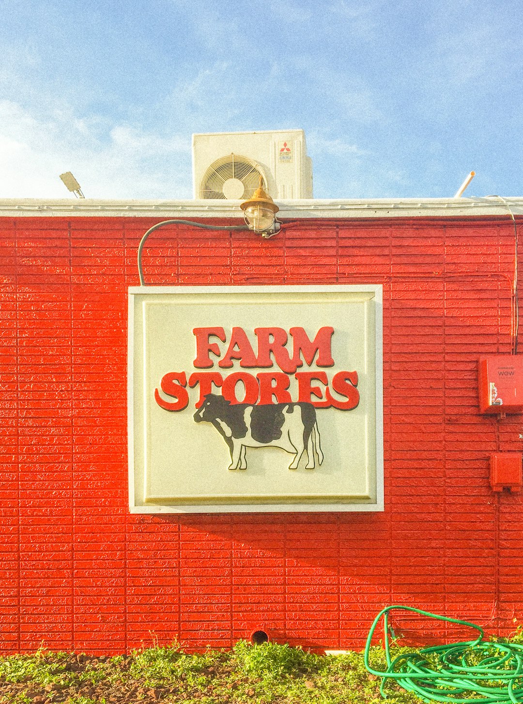 red and white coca cola signage