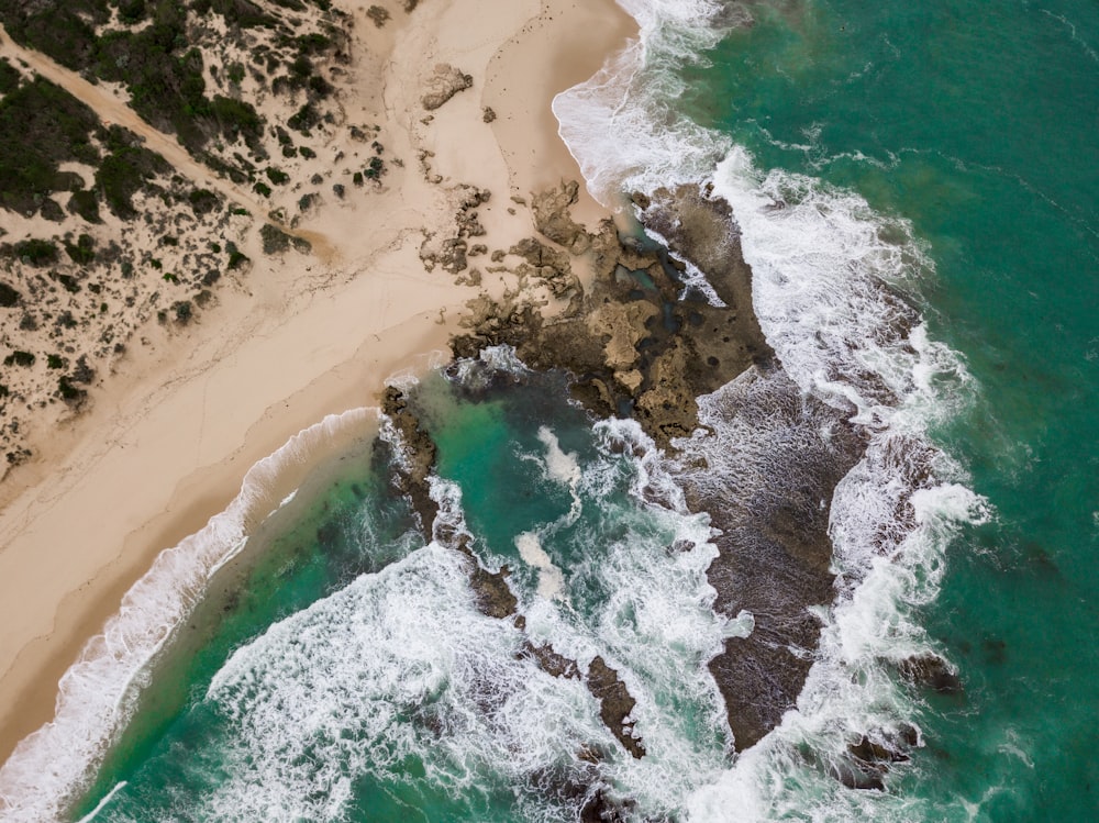 Vista aérea de la playa durante el día