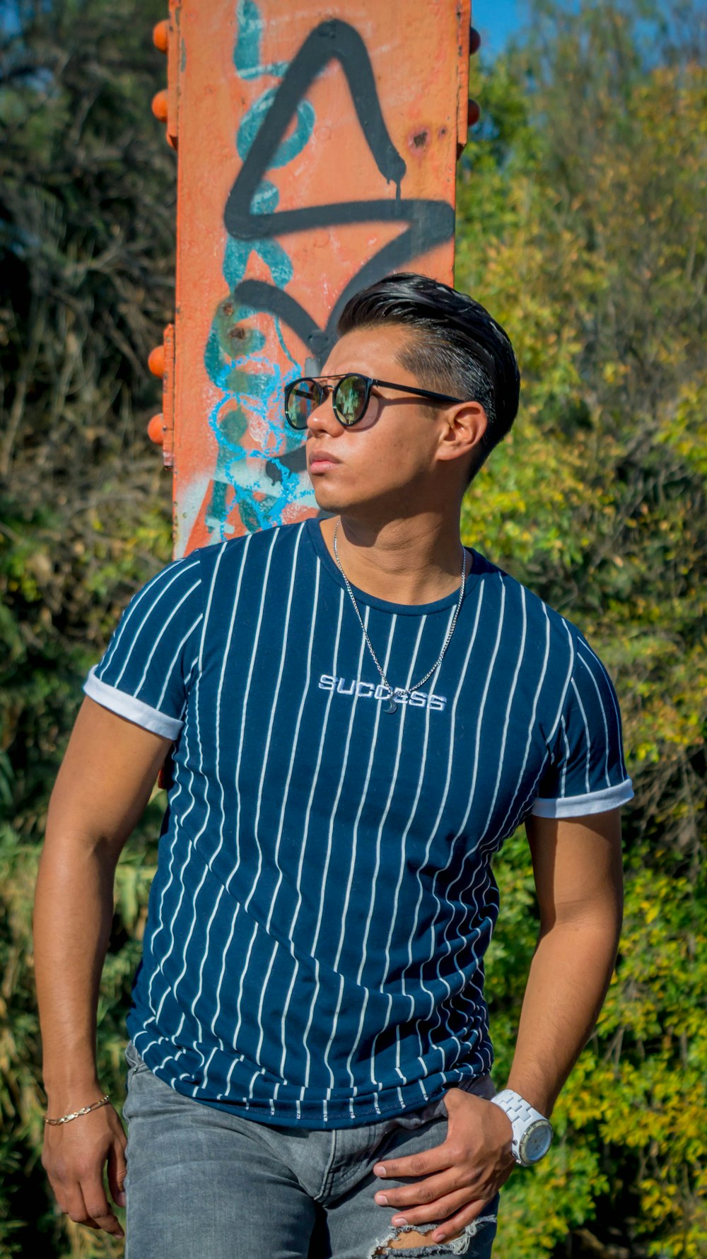 homme en t-shirt à col rond rayé bleu et blanc portant des lunettes à  monture noire photo – Photo Mexique Gratuite sur Unsplash